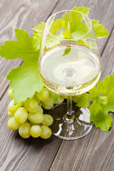 Beyaz Şarap Kadehi Üzüm Eski Ahşap Masada — Stok fotoğraf