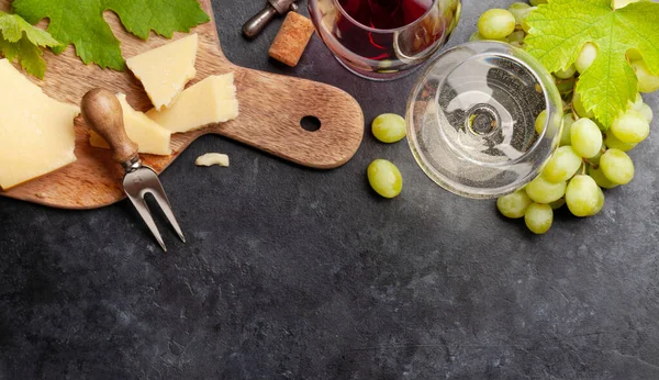 Copas Vino Blanco Tinto Tabla Uva Aperitivo Con Queso Con —  Fotos de Stock