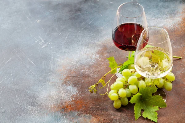 Witte Rode Wijnglazen Witte Druiven Met Kopieerruimte — Stockfoto
