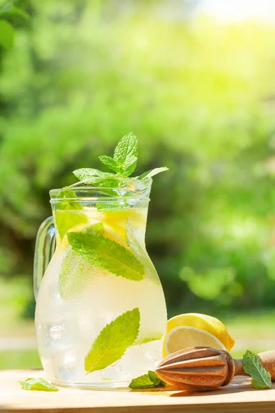 Čerstvá Domácí Limonáda Citrónem Mátou Venkovní Zahradní Stůl Slunečného Dne — Stock fotografie