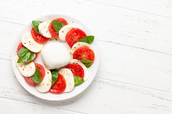 Salada Caprese Com Mussarela Manjericão Tomates Frescos Top Vista Plana — Fotografia de Stock