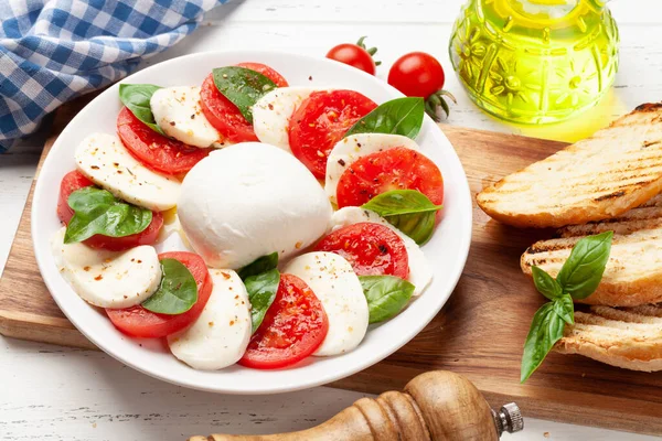 Caprese Salat Mit Mozzarella Basilikum Frischen Gartentomaten Und Gegrilltem Toast — Stockfoto