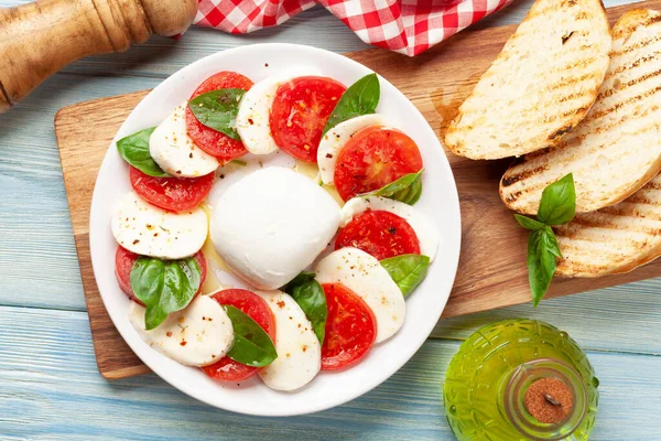 Ensalada Caprese Con Mozzarella Albahaca Tomates Frescos Jardín Tostadas Vista —  Fotos de Stock