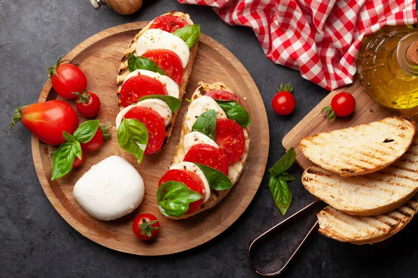 Sałatka Caprese Mozzarellą Bazylia Świeże Pomidory Ogrodowe Grillowanym Toście Widok — Zdjęcie stockowe