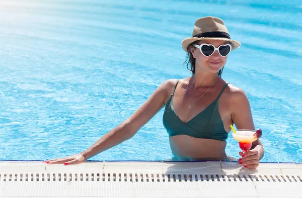 Frau Mit Herzförmiger Sonnenbrille Entspannt Swimmingpool Mit Tropischem Cocktail Mit — Stockfoto