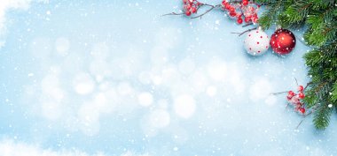 Noel tebrik kartı, içinde köknar ağacı ve dekor var. En üstteki görünüm düzlüğü Xmas selamlamalarınız için kopyalama alanı ile yatar