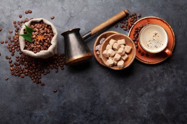 Kavrulmuş kahve çekirdekleri, Türk jezvanı, espresso fincanı ve esmer şeker. Üst görünüm düzlüğü kopyalama alanı ile yatıyordu