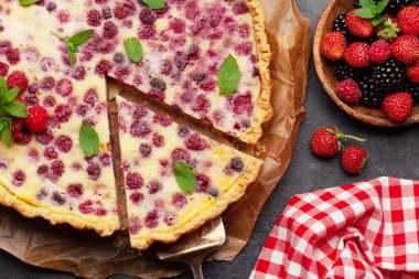 Ev yapımı çilekli kek. Tatlı ahududulu tart ve böğürtlen. Üst görünüm düzlüğü