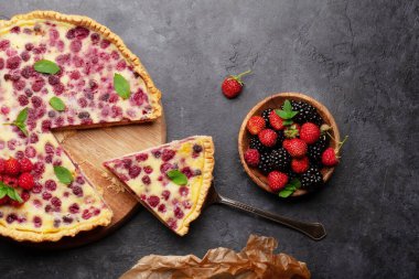 Ev yapımı çilekli kek. Tatlı ahududulu tart ve böğürtlen. Üst görünüm düzlüğü