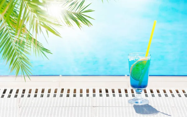 Sticlă Tropicală Cocktail Marginea Piscinei Spațiu Copiere — Fotografie, imagine de stoc