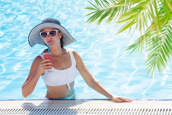 Frau Entspannt Sich Pool Mit Tropischem Cocktail — Stockfoto