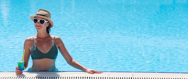 Frau Mit Herzförmiger Sonnenbrille Entspannt Swimmingpool Mit Tropischem Cocktail Mit — Stockfoto