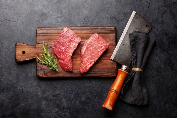 Filete Ternera Mármol Dos Filetes Frescos Crudos Tabla Cortar Vista —  Fotos de Stock