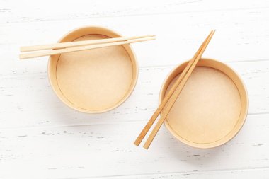 İki tane tek kullanımlık kase ve yemek çubuğu. Üst görünüm düzlüğü