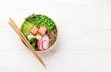 Somon, salatalık ve avokadoyla dürt. Geleneksel Hawaii yemeği. Üst görünüm düzlüğü kopyalama alanı ile yatıyordu