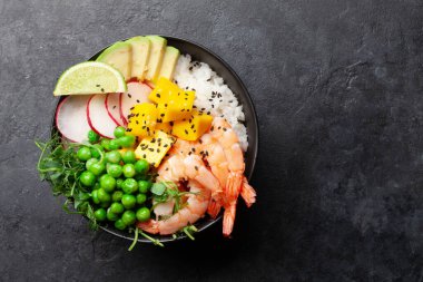 Karides, avokado ve mango dolu bir kase. Geleneksel Hawaii yemeği. Üst görünüm düzlüğü kopyalama alanı ile yatıyordu