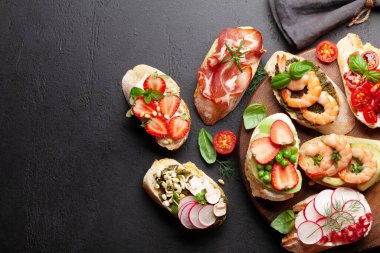 Geleneksel İspanyol tapas setiyle aperatifler. İtalyan antipasti bruschetta aperatifleri. Üst görünüm düzlüğü kopyalama alanı ile yatıyordu