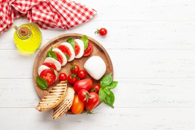Caprese salatası, mozzarella, fesleğen, taze domates ve ızgara tost. Üst görünüm düzlüğü kopyalama alanı ile yatıyordu