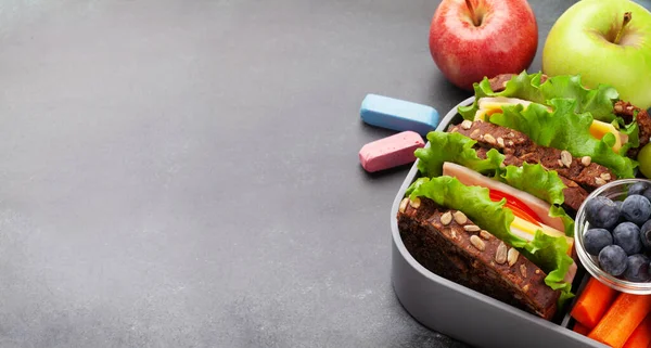 Almoço Escolar Saudável Com Sanduíche Legumes Frutas Frescas Com Espaço — Fotografia de Stock