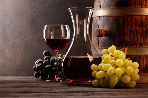 Decantador Copa Vino Tinto Uvas Barrica Madera Vieja — Foto de Stock