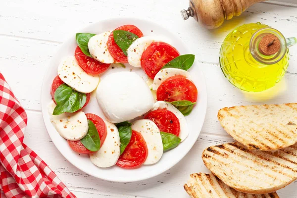 Caprese Salat Mit Mozzarella Basilikum Frischen Gartentomaten Und Gegrilltem Toast — Stockfoto