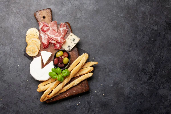 Käse Fleisch Und Oliven Antipasto Vorspeisenauswahl Auf Holzbrett Draufsicht Mit — Stockfoto