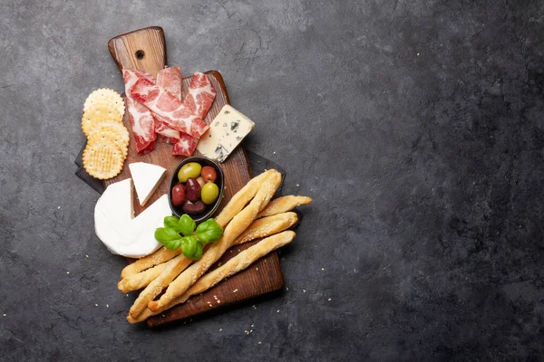 Ost Kött Och Oliver Antipasto Aptitretare Urval Träskiva Ovanifrån Med — Stockfoto