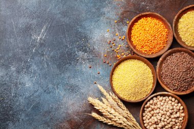 Glütensiz mısır gevreği. Pirinç, karabuğday, mısır, kinoa ve darı ahşap kaselerde. Üst görünüm düzlüğü kopyalama alanı ile yatıyordu