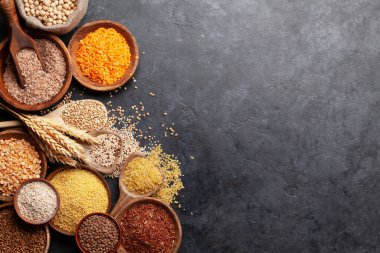 Glütensiz mısır gevreği. Pirinç, karabuğday, mısır, kinoa ve darı ahşap kaselerde. Üst görünüm düzlüğü kopyalama alanı ile yatıyordu