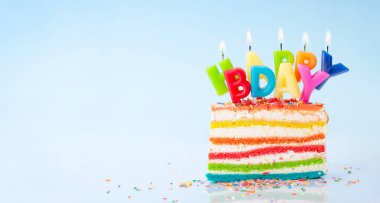 Mutlu yıllar pastası mavi arkaplanlı doğum günü mumları ve selamlarınız için fotokopi alanı.