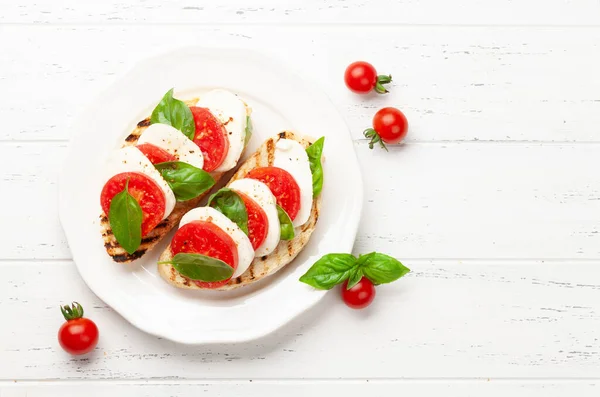 Caprese Salát Mozzarellou Bazalkou Čerstvými Zahradními Rajčaty Horní Pohled Plochý — Stock fotografie