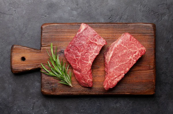 Marmoriertes Rindersteak Zwei Frische Rohe Filetsteaks Auf Schneidebrett Draufsicht Flach — Stockfoto