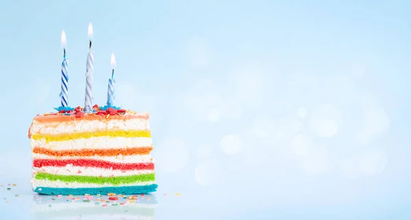 Torta Compleanno Con Candele Accese Sfondo Blu Con Spazio Copia — Foto Stock