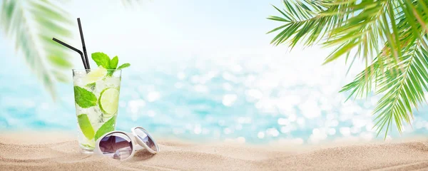 Cóctel Fresco Mojito Frío Gafas Sol Playa Tropical Con Palmeras —  Fotos de Stock