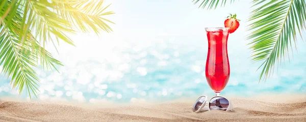 Cocktail Tropical Proaspăt Rece Ochelari Soare Plaja Tropicală Palme Nisip — Fotografie, imagine de stoc