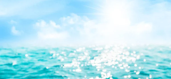 Summer Sea Sparkling Waves Blue Sunny Sky Sun Clouds Blurred — Stock Photo, Image