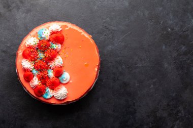 Taş zeminde doğum günü ya da tatil pastası. Tebrik etmek için üstteki görünüm düzlüğü kopyalama alanı ile yatar