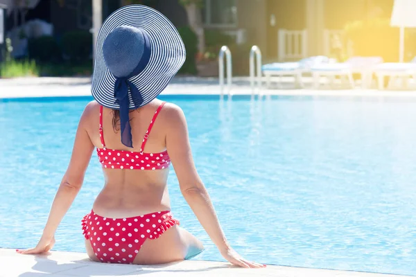 Donna Che Rilassa Piscina Con Spazio Copia — Foto Stock