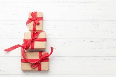 Noel kartında köknar ağacı şekilli hediye kutuları var. Üst görünüm düzlüğü Xmas selamlamalarınız için boşluk ile yatar