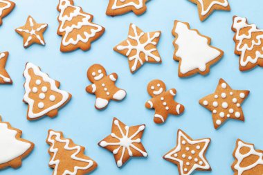 Mavi arka planda zencefilli kurabiyeli Noel kartı. Üst görünüm düzlüğü