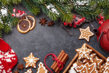 İçinde zencefilli kurabiye, çay ve köknar ağacı olan Noel kartı. Üst görünüm düzlüğü Xmas selamları için boşluk ile yatıyordu