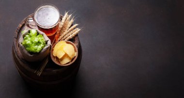 Bira bardağı, zıpır ve buğday eski ahşap fıçıda. Kopyalama alanı ile