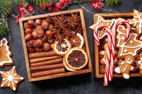 Tarjeta Navideña Con Galletas Jengibre Especias Vista Superior Plano Laico —  Fotos de Stock