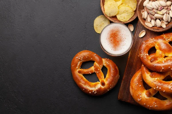 Lager Ölmugg Nötter Potatischips Och Nybakad Hemlagad Kringla Med Havssalt — Stockfoto