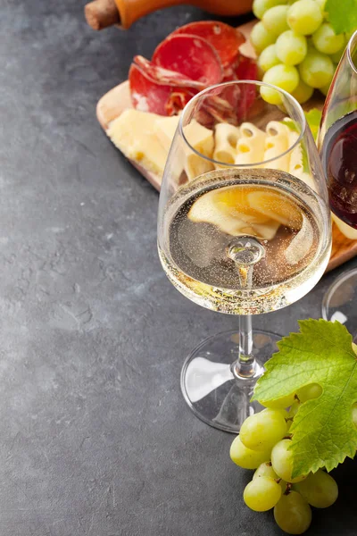 Weiß Und Rotweingläser Trauben Und Vorspeisenbrett Mit Käse Und Schinken — Stockfoto