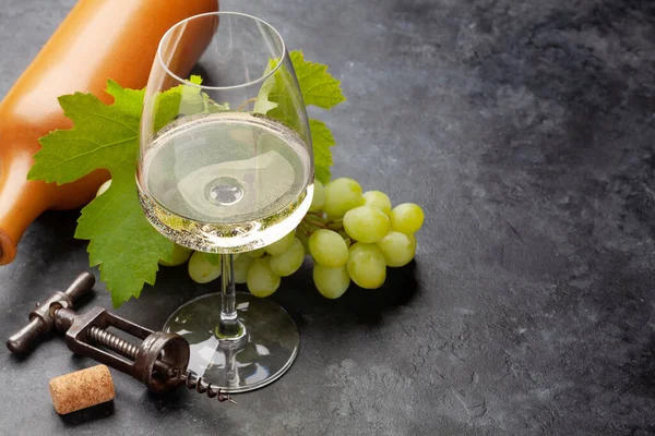 Witte Wijnglas Witte Druiven Stenen Tafel Met Kopieerruimte — Stockfoto