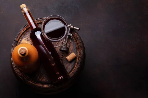 Verre Vin Rouge Bouteilles Vin Sur Vieux Tonneau Bois Vue — Photo