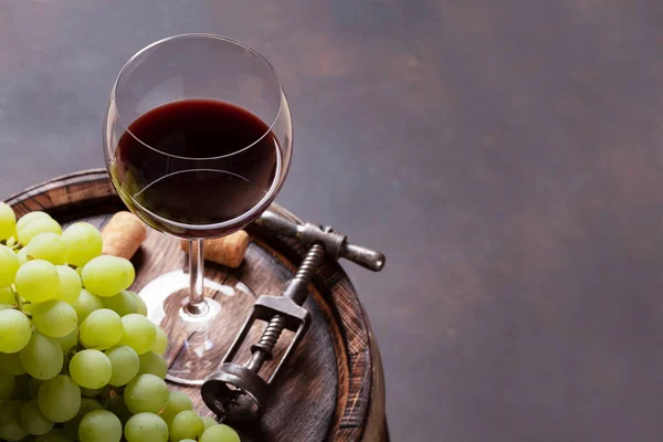古い木製のワイン樽で白ブドウ ヴィンテージコルク栓と赤ワイングラス コピースペース付き — ストック写真