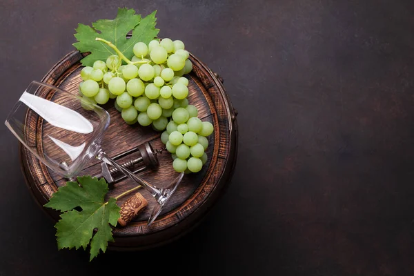 Uva Blanca Sacacorchos Vintage Copa Vino Barrica Vino Madera Vieja —  Fotos de Stock