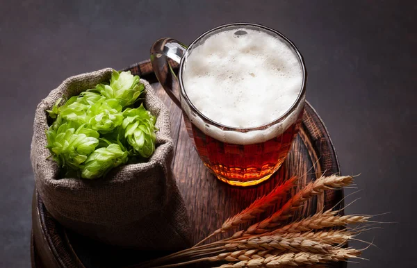Bira Bardağı Zıpır Buğday Eski Ahşap Fıçıda — Stok fotoğraf